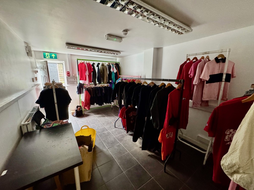 Lot: 39 - FREEHOLD COMMERCIAL PREMISES WITH PARKING ON EDGE OF CITY - Single storey building entrance-store